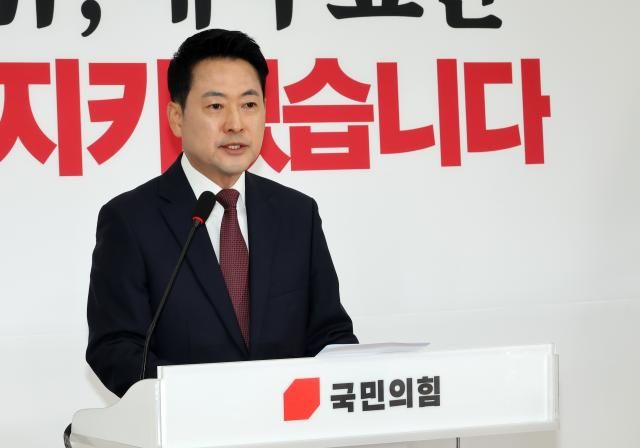 장동혁 국민의힘 대표가 7일 국회에서 6·3 지방선거 투표용지 부족 사태와 관련해 기자회견을 열고 있다 사진연합뉴스