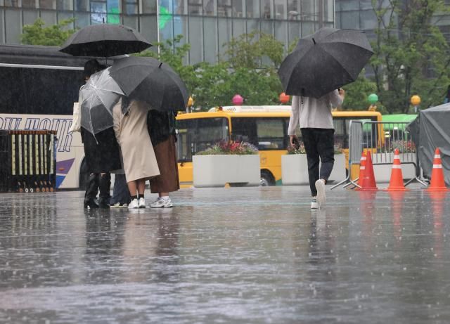 5월 20일 서울 광화문광장 부근에서 시민들이 우산을 쓰고 이동하고 있다 사진연합뉴스