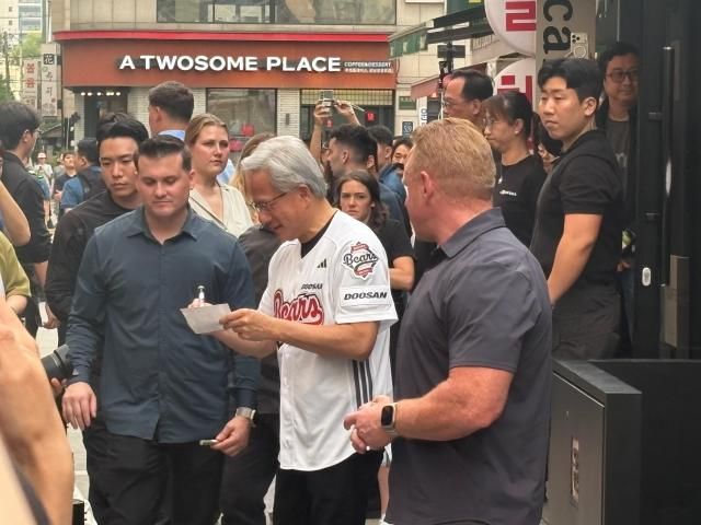 젠슨 황 엔비디아 CEO가 7일 서울 강남구 깐부치킨 삼성점을 방문해 최태원 SK그룹 회장과 2차 깐부회동을 추진했다 사진김나윤 기자