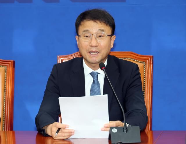 한병도 더불어민주당 공동상임선대위원장이 4일 국회에서 열린 원내정책조정회의에서 발언하고 있다 사진연합뉴스