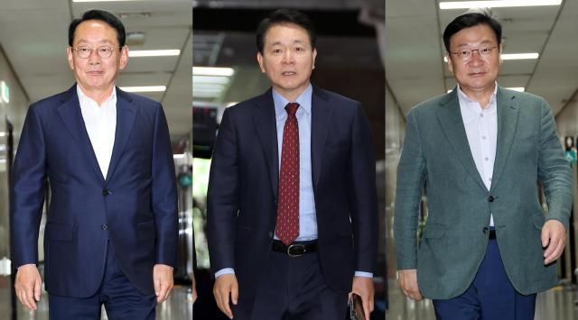국민의힘 원내대표 선거에 출마한 김도읍왼쪽부터·성일종·정점식 의원이 7일 송언석 원내대표와의 면담을 위해 원내대표실로 각각 들어서고 있다 사진연합뉴스
