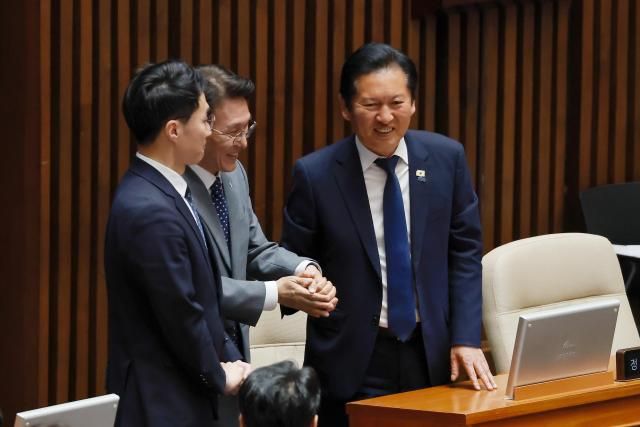 정청래 더불어민주당 대표와 김민석 국무총리가 5일 국회에서 22대 국회 후반기 의장단을 선출하기 위해 열린 본회의에 참석해 인사하고 있다 사진연합뉴스