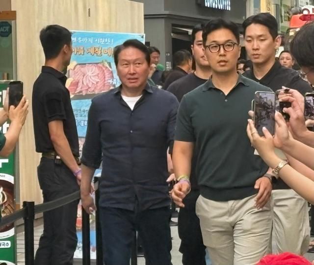 최태원 SK그룹 회장이 7일 서울 강남구 깐부치킨 삼성점을 방문해 젠슨 황 엔비디아 CEO와 2차 깐부회동을 추진했다 사진김나윤 기자