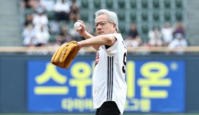 젠슨 황 엔비디아 최고경영자CEO가 7일 서울 잠실야구장에서 열린 2026 프로야구 KBO리그 키움 히어로즈와 두산 베어스의 경기에 앞서 시구를 하고 있다 사진연합뉴스