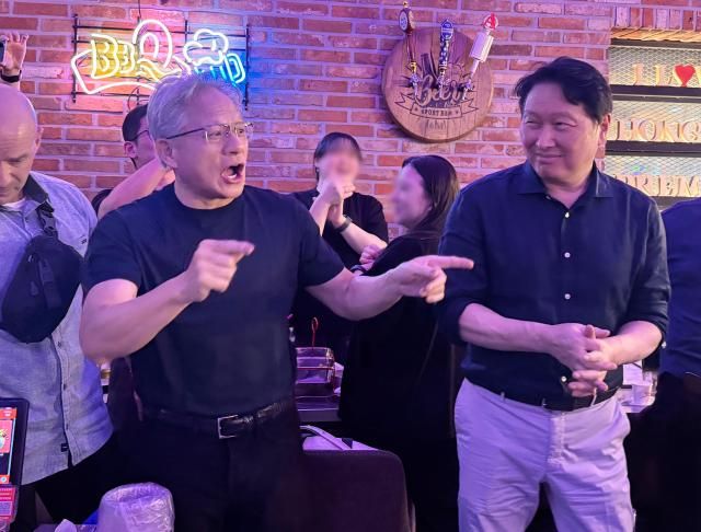 젠슨 황 엔비디아 최고경영자CEO가 지난 5일 서울 마포구 비비큐BBQ 홍대입구점에서 최태원 SK그룹 회장과 대화하고 있다 사진연합뉴스
