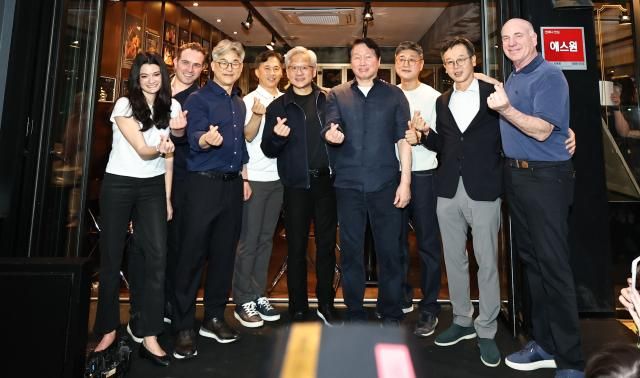 젠슨 황 엔비디아 최고경영자CEO와 최태원 SK 회장 사장단이 7일 서울 강남구 깐부치킨 삼성점에서 치맥 회동을 마친 뒤 기념촬영을 하고 있다 사진연합뉴스