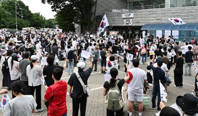 6·3 지방선거 투표지 부족 사태를 규탄하며 재선거를 요구하는 잠실 개표소 봉쇄 시위가 계속되고 있는 7일 서울 송파구 올림픽공원 핸드볼경기장 앞에서 부정선거를 주장하는 시민들이 구호를 외치고 있다 사진연합뉴스