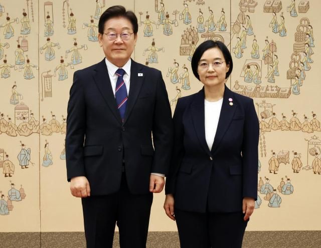  청와대는 7일 이재명 대통령이 신임 국무총리 후보자로 한성숙 중소벤처기업부 장관을 지명했다고 발표했다 사진은 지난해 이 대통령이 한 장관에게 임명장 수여 후 기념촬영을 하는 모습 사진연합뉴스