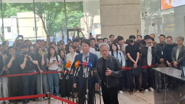 8일 오전 서울 종로구 SK서린빌딩에서 최태원 SK그룹 회장오른쪽과 젠슨 황 엔비디아 최고경영자CEO가 기자회견을 열고 있다 사진조성준 기자
