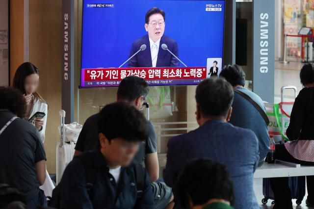 이재명 대통령 취임 1주년 기자회견 생중계 방송이 8일 서울역 대합실 TV를 통해 송출되고 있다 사진연합뉴스 