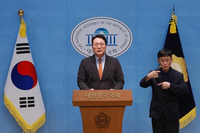 개혁신당 천하람 원내대표가 8일 국회 소통관에서 6·3 지방선거 투표용지 부족 사태와 관련해 강동완 중앙선거관리위원회 사무차장으로부터 보고 받은 내용을 설명하며 선별적 재선거 실시를 촉구하고 있다사진연합뉴스