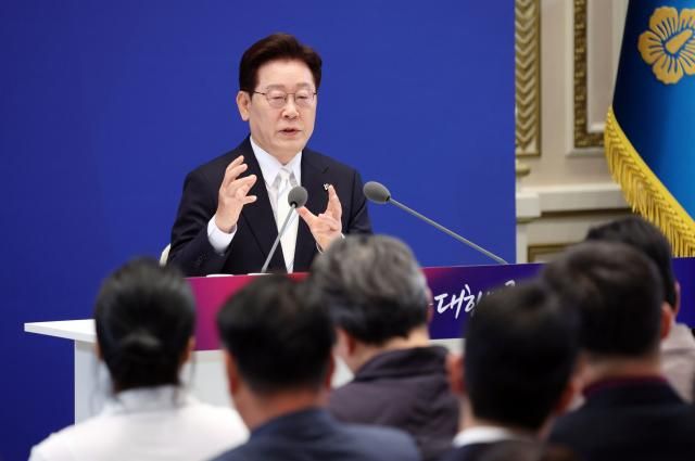 이재명 대통령이 8일 청와대 영빈관에서 열린 취임 1주년 기자회견에서 발언하고 있다 사진연합뉴스