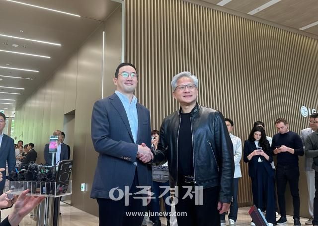 구광모 LG그룹 회장이 젠슨 황 엔비디아 최고경영자CEO와 8일 오전 서울 여의도 LG트윈타워에서 회의를 마친 후 진행한 미디어 브리핑에서 악수 포즈를 취하고 있다 사진박진영 기자 