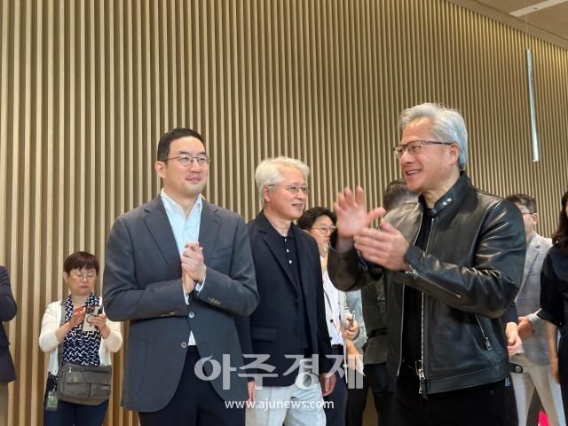 구광모 LG그룹 회장이 젠슨 황 엔비디아 최고경영자CEO와 8일 오전 서울 여의도 LG트윈타워에서 회의를 마친 후 미디어 브리핑을 진행하고 있다 사진박진영 기자 