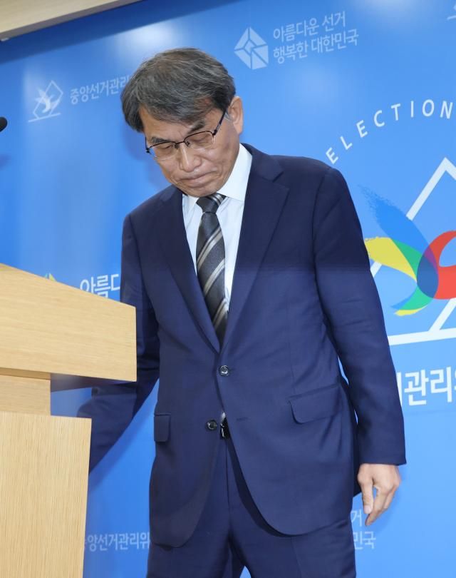  노태악 중앙선거관리위원장이 5일 경기도 과천 중앙선거관리위원회에서 투표용지 부족 사태에 대한 대국민 사과 및 사의 표명을 한 뒤 기자실을 나서고 있다