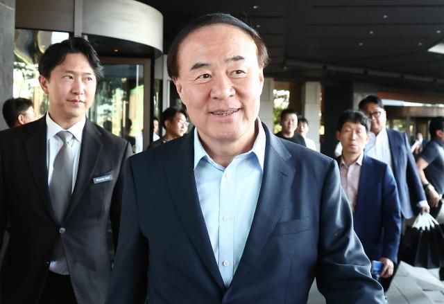 전영현 삼성전자 대표이사 겸 디바이스솔루션DS 부문장부회장이 8일 서울 중구 신라호텔에서 젠슨 황 엔비디아 최고경영자CEO와 면담을 하기 위해 이동하고 있다사진연합뉴스