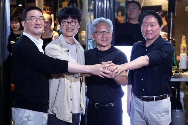 젠슨 황 엔비디아 최고경영자CEO가 5일 서울 마포구 홍대 인근 삼겹살 음식점 형님 저요에서 최태원 SK그룹 회장 구광모 LG그룹 회장 이해진 네이버 의장과 삼소삼겹살·소주 회동’을 하며 포즈를 취하고 있다사진연합뉴스
