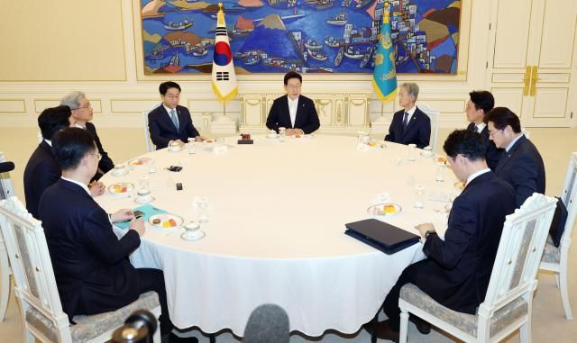 이재명 대통령이 8일 청와대에서 열린 4부 요인 회동에서 발언을 하고 있다 가운데 이재명 대통령을 중심으로 시계방향으로 조희대 대법원장 김민석 국무총리 홍익표 정무수석 이규연 홍보소통수석 봉욱 민정수석 강훈식 비서실장 김상환 헌법재판소장 조정식 국회의장 사진연합뉴스