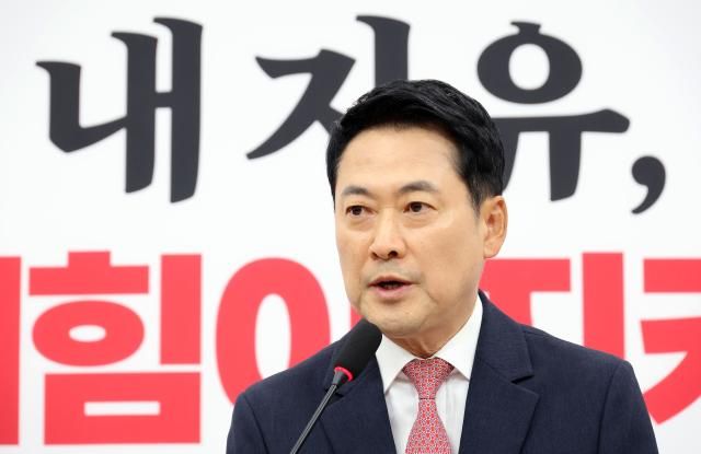 장동혁 국민의힘 대표가 8일 국회에서 이재명 대통령의 취임 1년 기자회견과 관련한 입장을 밝히고 있다 사진연합뉴스