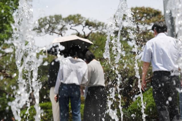 무더운 날씨를 보인 18일 서울 영등포구 여의도공원 인근에서 바닥분수가 가동되고 있다.[사진=연합뉴스]