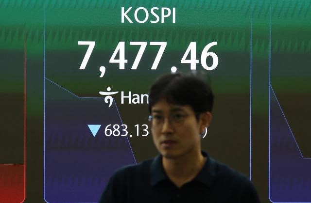 급락장에 코스피 서킷 브레이커가 발동된 8일 서울 하나은행 본점 딜링룸에서 딜러들이 업무를 보고 있다 사진연합뉴스
