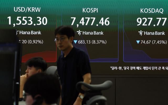 8일 서울 하나은행 본점 딜링룸에서 딜러들이 업무를 보고 있다 사진연합뉴스