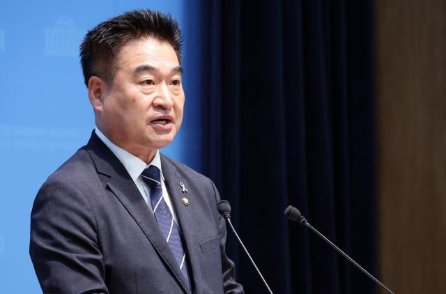 무소속 최혁진 의원이 8일 국회 소통관에서 기자회견을 열고 더불어민주당 복당을 공식 선언하고 있다사진연합뉴스
