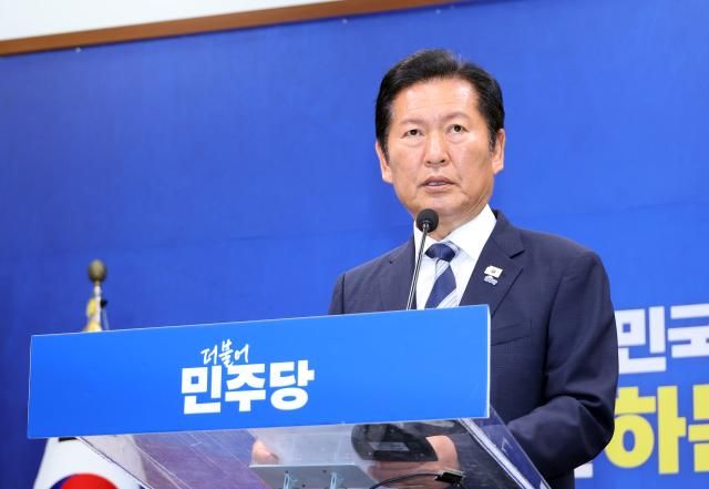 정청래 더불어민주당 총괄상임선대위원장이 지난 4일 국회에서 기자회견을 열고 있다 사진연합뉴스