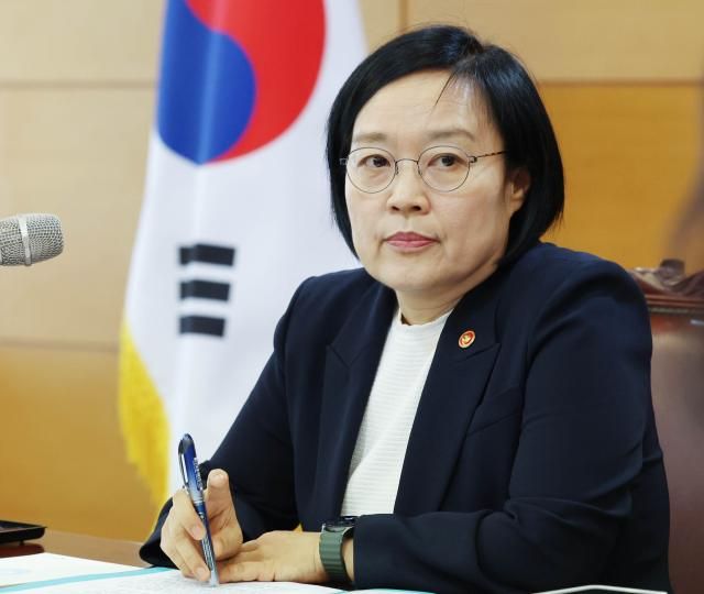 한성숙 국무총리 후보자가 8일 서울 종로구 금융감독원 연수원에 마련된 인사청문회 준비사무실에서 준비단 첫 회의를 하고 있다 사진연합뉴스