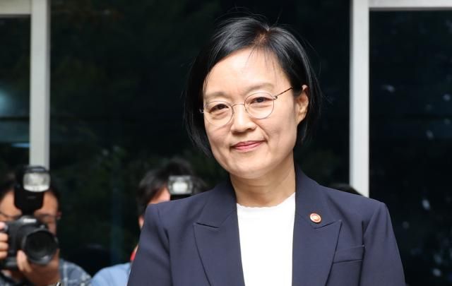 한성숙 국무총리 후보자가 8일 서울 종로구 통의동 금융감독원 연수원에 마련된 인사청문회 준비 사무실 앞에서 지명 소감을 밝힌 뒤 질문받고 있다 사진연합뉴스