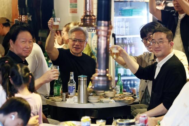 젠슨 황 최태원·구광모·이해진과 삼소회동 서울연합뉴스 윤동진 기자 젠슨 황 엔비디아 최고경영자CEO와 최태원 SK그룹 회장 구광모 LG그룹 회장 이해진 네이버 의장이 5일 서울 마포구 홍대 인근 삼겹살 음식점 형님 저요에서 이른바 삼소삼겹살·소주 회동’을 갖고 있다 202665 monynacokr2026-06-05 215302 저작권자 ⓒ ㈜연합뉴스 무단 전재 재배포 금지 AI 학습 및 활용 금지저작권자 ⓒ ㈜연합뉴스 무단 전재 재배포 금지 AI 학습 및 활용 금지