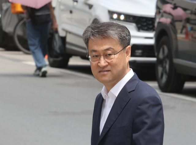 김도형 전 강원경찰청장이 통일교 수사 무마 의혹과 관련한 조사를 받기 위해 9일 경기 과천시 2차 종합 특별검사팀에 출석하고 있다 사진연합뉴스