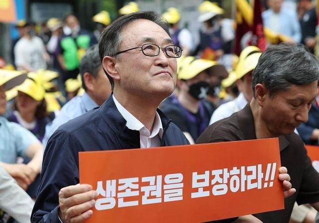 송치영 소상공인연합회장이 9일 서울 여의도 국회의사당역 앞에서 열린 생존권 사수와 고용정책 대전환 촉구 범 소상공인 결의대회에서 손팻말을 들고 있다 사진연합뉴스