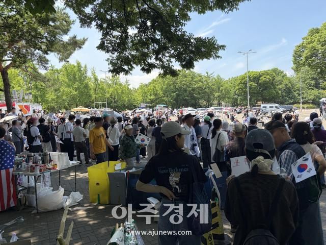 9일 오전 서울시 송파구 올림픽공원 핸드폴경기장 앞에서 성조기와 태극기 등을 든 참가자들이 부정선거 재투표 등의 구호를 위치고 있다 사진원은미 기자