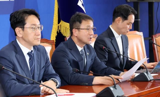 더불어민주당 한병도 원내대표가 지난 7일 국회에서 6·3 지방선거에서 불거진 투표용지 부족 사태와 관련 긴급 기자 간담회를 열고 있다사진연합뉴스