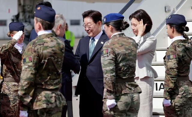 벨기에를 방문한 이재명 대통령과 김혜경 여사가 9일현지시간 브뤼셀 멜스부르크 공군 기지에서 영접 인사와 인사하고 있다 사진연합뉴스