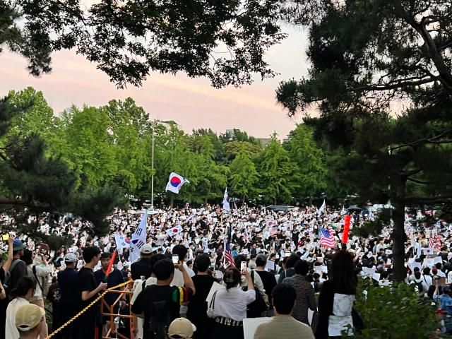 지난 8일 서울 송파구 올림픽공원 핸드볼경기장에 모인 시민들 사진독자 제공