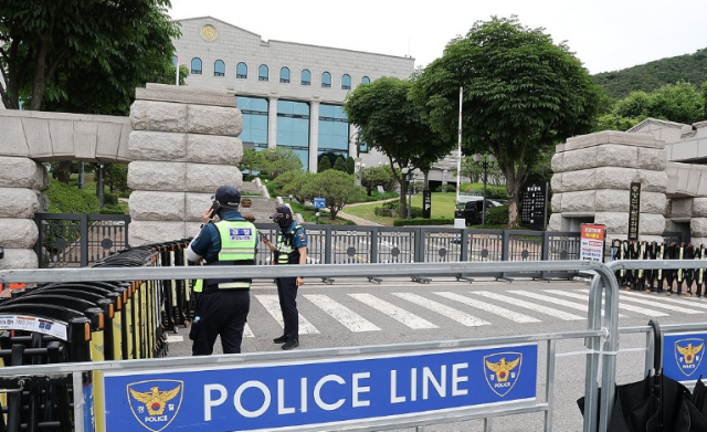 7일 경기 과천 중앙선거관리위원회 앞에 지방선거 투표용지 부족 사태를 비판하며 집회 중인 보수 성향 단체의 돌발 항의 등에 대비해 경찰 병력이 경계 근무를 하고 있다 사진연합뉴스