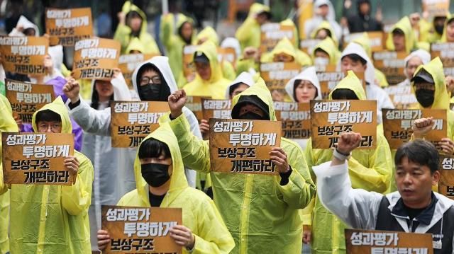 전국화학섬유식품산업노동조합 카카오지회카카오 노조 조합원들이 경기도 성남시 판교역 광장에서 2026 임단협 승리 결의대회를 열고 구호를 외치고 있다 사진연합뉴스