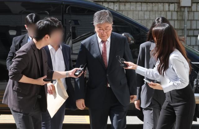 윤석열 정부 관저 이전 과정에서 예산을 불법 전용한 혐의를 받는 김대기 전 대통령실 비서실장이 지난달 22일 서울 서초구 서울중앙지법에서 열린 영장심사에 출석하고 있다 사진연합뉴스