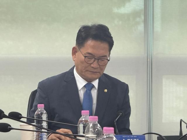 송영길 더불어민주당 의원이 9일 전현희 의원실 주최 이재명 정부 2년차 더 과감한 개혁이다 포럼에 참석해 자료를 살펴보고 있다사진연합뉴스