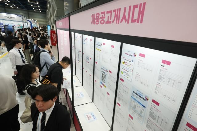 지난 1일 서울 강남구 코엑스에서 열린 2026 글로벌 탤런트 페어에서 구직자들이 채용 공고 게시대를 살펴보고 있다 사진연합뉴스