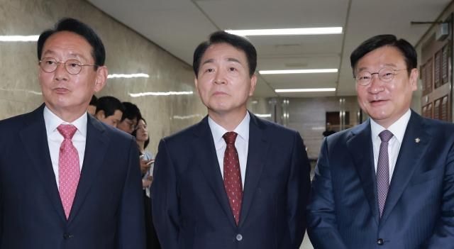 국민의힘 차기 원내대표 선거에 출마한 김도읍왼쪽·정점식오른쪽·성일종 의원이 9일 국회에서 국민의힘 초·재선 의원들이 연 원내대표 후보자 초청 간담회 참석자를 기다리고 있다 사진연합뉴스