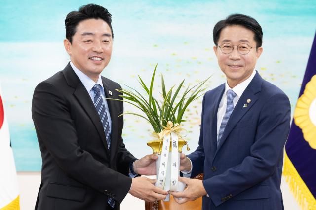조정식 국회의장오른쪽이 9일 취임 축하 인사차 예방한 강훈식 대통령 비서실장에게서 이재명 대통령이 보낸 축하 난을 받고 있다사진연합뉴스