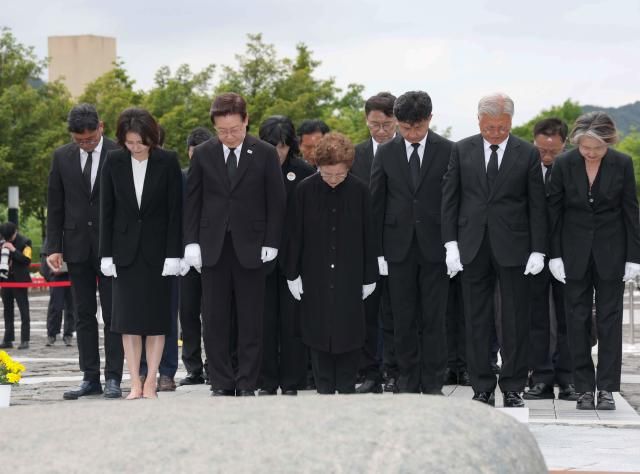 이재명 대통령 부부 권양숙 여사와 장남 건호 씨 문재인 전 대통령 부부를 비롯한 참석자들이 지난 5월 23일 경남 김해 봉하마을에서 열린 고 노무현 전 대통령 서거 17주기 추도식을 마친 뒤 묘역을 참배하고 있다 사진연합뉴스