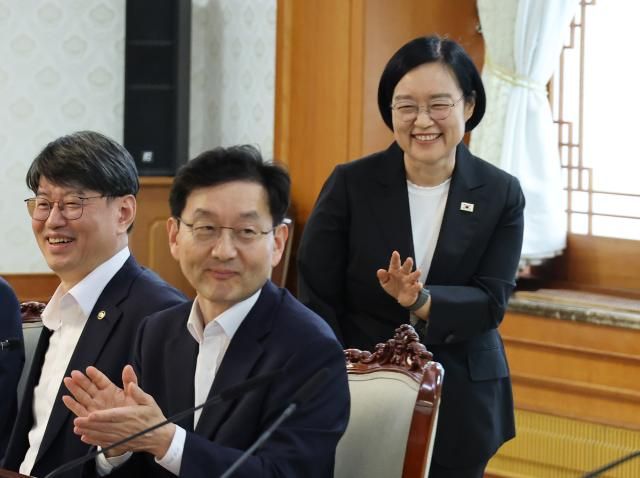 한성숙 국무총리가 1일 서울 종로구 정부서울청사에서 열린 인공지능AI 관계장관 간담회에 입장하며 박수를 받자 웃으며 손사래를 치고 있다 사진연합뉴스