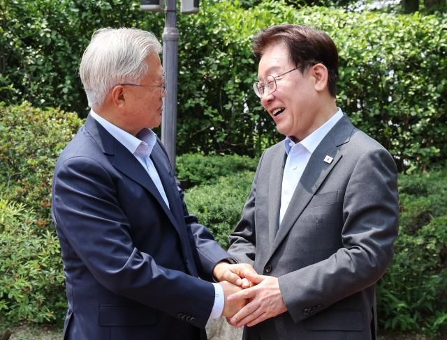 이재명 대통령이 1일 오찬 회동을 위해 청와대를 방문한 문재인 전 대통령과 인사를 나누고 있다 사진연합뉴스