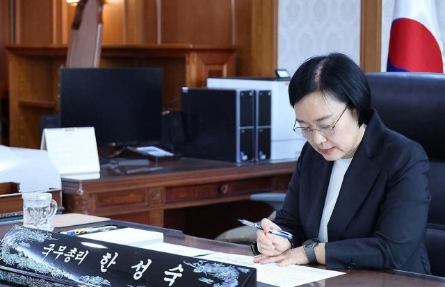 한성숙 신임 국무총리가 1일 서울 종로구 정부서울청사 집무실에서 자료를 검토하고 있다 사진연합뉴스
