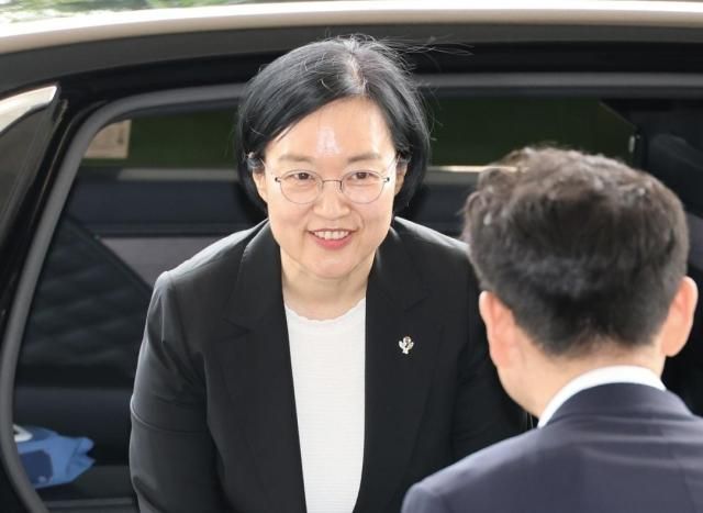한성숙 신임 국무총리가 1일 청와대에서 임명장을 받은 뒤 서울 종로구 정부서울청사로 출근하고 있다 사진연합뉴스