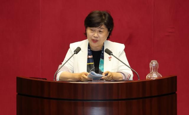 지난달 30일 국회 본회의에서 법제사법위원장으로 선출된 서영교 더불어민주당 의원이 당선 인사를 하고 있다 사진연합뉴스 